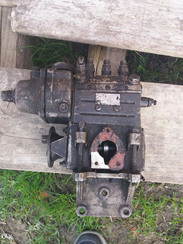 Dijelovi traktor boš pumpa IMT 533