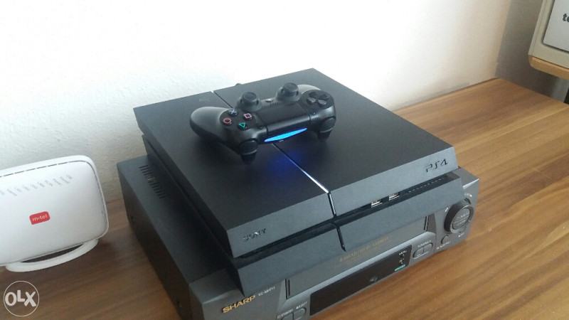Playstation 4 500gb 1 dzojstik 2 igre