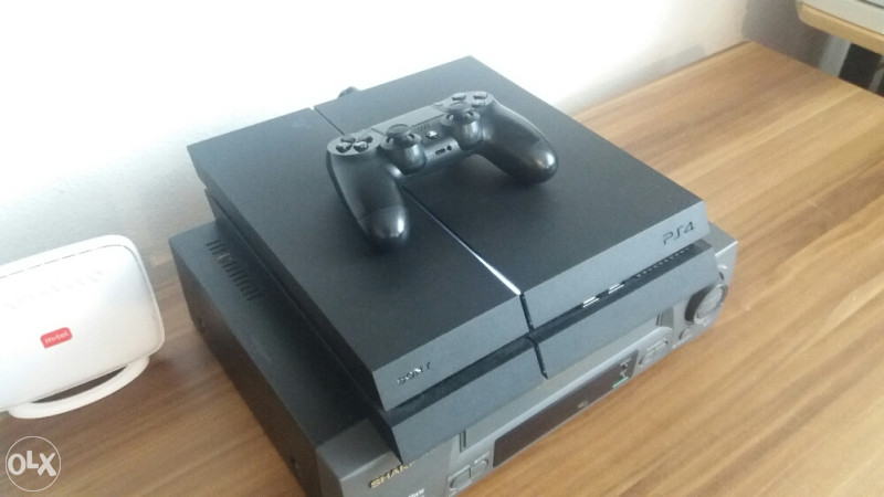 Playstation 4 500gb 1 dzojstik 2 igre