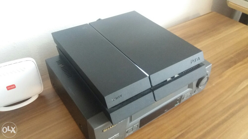 Playstation 4 500gb 1 dzojstik 2 igre
